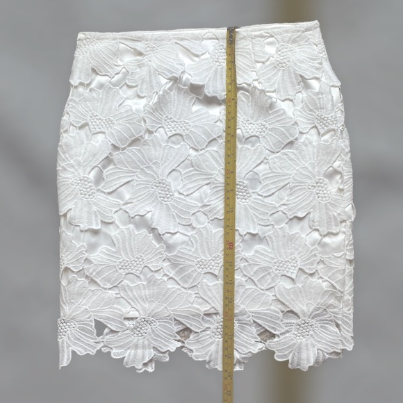 Seductions White Floral Lace Cutout Skirt Size Medium - Picture 4 of 8